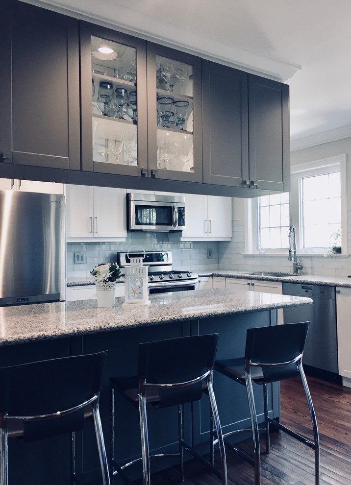 Kitchen - transitional kitchen idea in Toronto