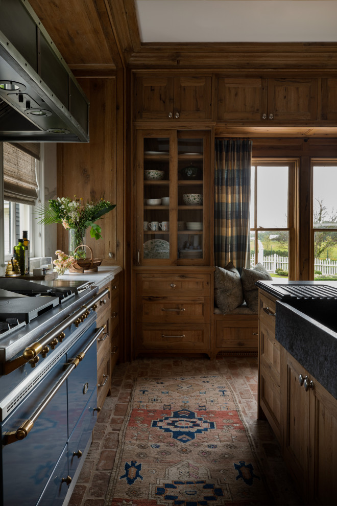 Exempel på ett avskilt, stort klassiskt flerfärgad flerfärgat u-kök, med en rustik diskho, luckor med profilerade fronter, skåp i mellenmörkt trä, marmorbänkskiva, vitt stänkskydd, stänkskydd i marmor, integrerade vitvaror, tegelgolv, en köksö och rött golv