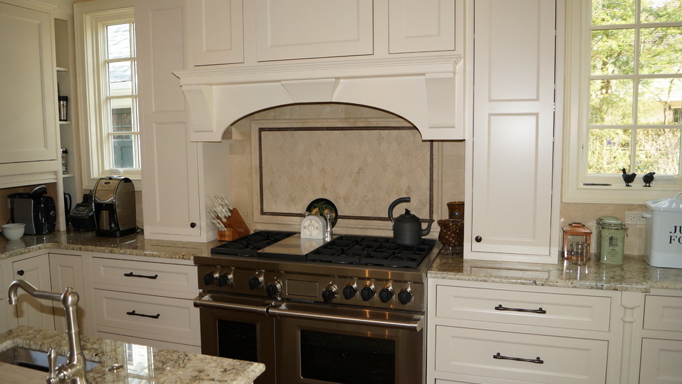 Transitional kitchen photo in Chicago