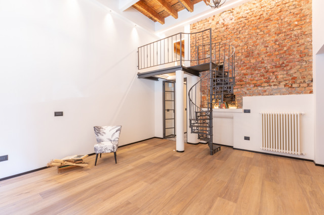Loft con soppalco e cantina industriel-salon