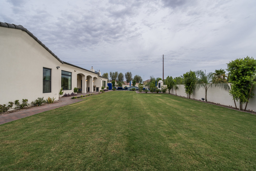 Transitional home design photo in Phoenix