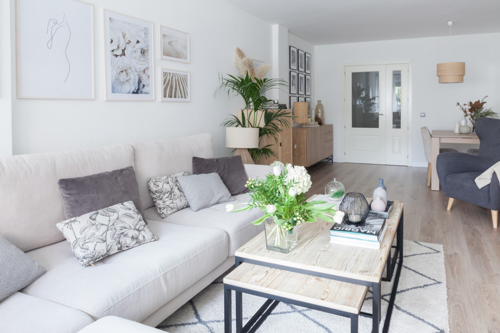 Idee per un soggiorno minimal di medie dimensioni e chiuso con pareti bianche, pavimento in legno massello medio e pavimento marrone