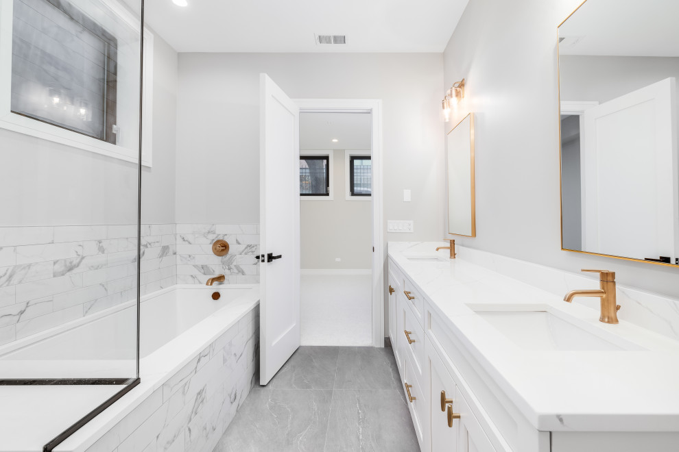 Inspiration för moderna vitt en-suite badrum, med skåp i shakerstil, vita skåp, ett japanskt badkar, marmorkakel, grå väggar, klinkergolv i keramik och grått golv