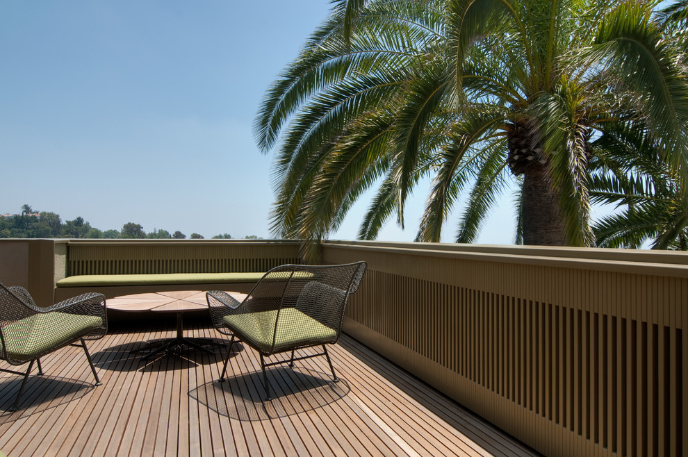 This is an example of a contemporary deck in Los Angeles.