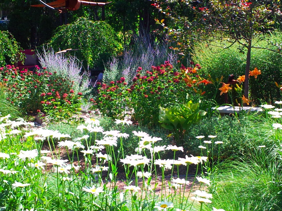 Photo of a traditional garden in Milwaukee.
