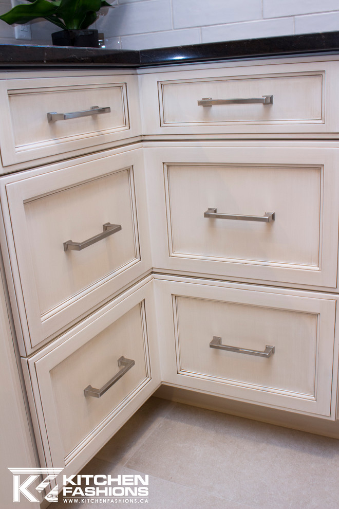 Large transitional kitchen photo
