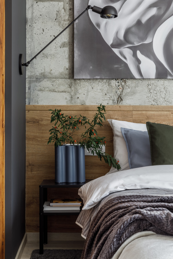 Ispirazione per una camera da letto industriale con pareti grigie, pavimento in laminato, pavimento beige e pannellatura
