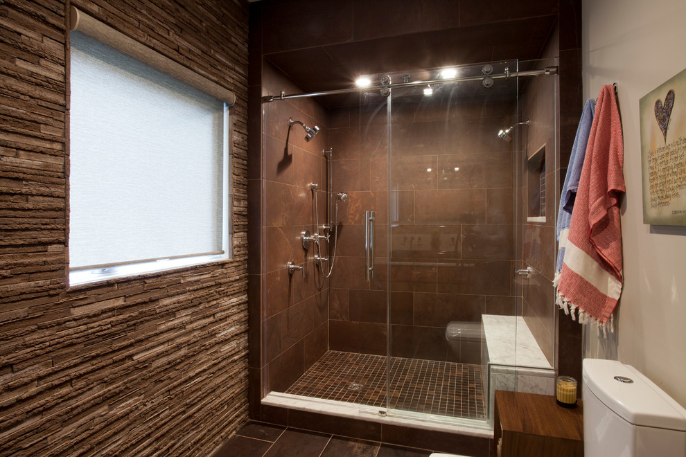 Ispirazione per una stanza da bagno padronale country di medie dimensioni con ante lisce, doccia alcova, WC monopezzo, piastrelle marroni, ante in legno scuro e lavabo rettangolare