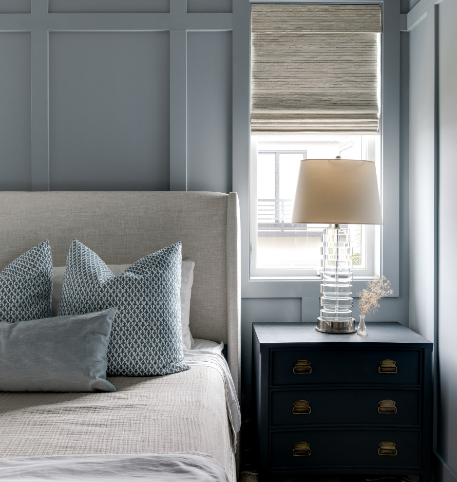 На фото: большая хозяйская спальня в морском стиле с синими стенами, светлым паркетным полом и панелями на стенах с
