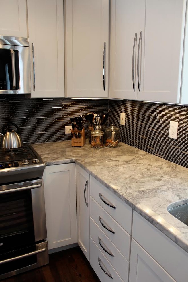 Transitional kitchen photo in Columbus