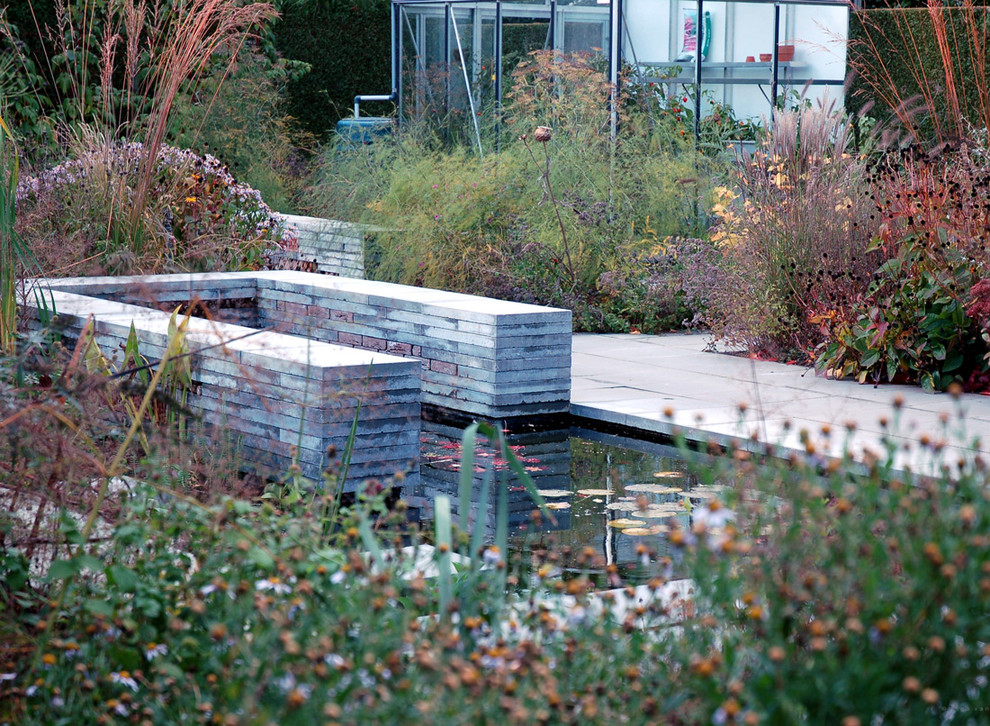 Photo of a contemporary landscaping in Amsterdam.