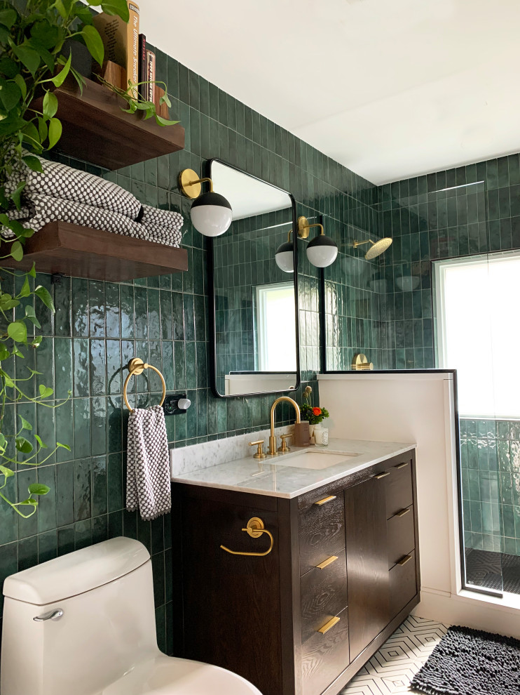 Стильный дизайн: ванная комната среднего размера в современном стиле с темными деревянными фасадами, угловым душем, унитазом-моноблоком, зеленой плиткой, керамогранитной плиткой, белыми стенами, полом из керамогранита, столешницей из искусственного кварца, черным полом, душем с распашными дверями, тумбой под одну раковину и напольной тумбой - последний тренд