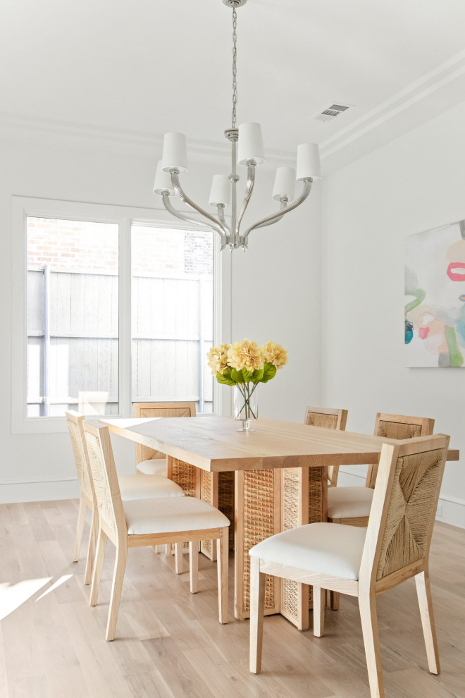 Ispirazione per una sala da pranzo stile marinaro con pareti bianche, parquet chiaro, pavimento beige e soffitto ribassato