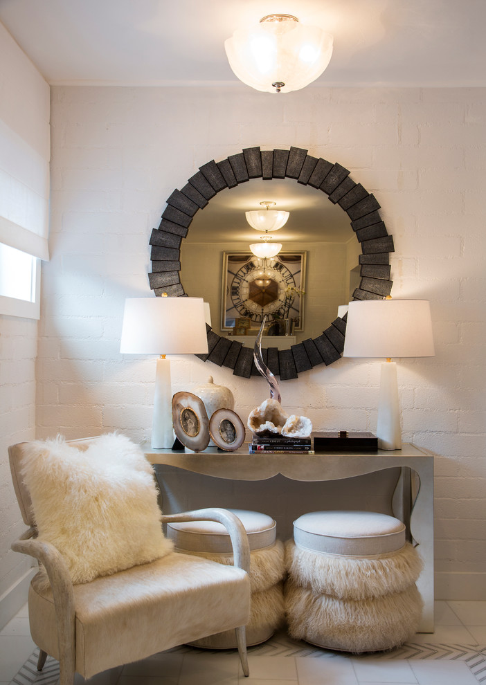 Inspiration for a transitional entryway remodel in Los Angeles