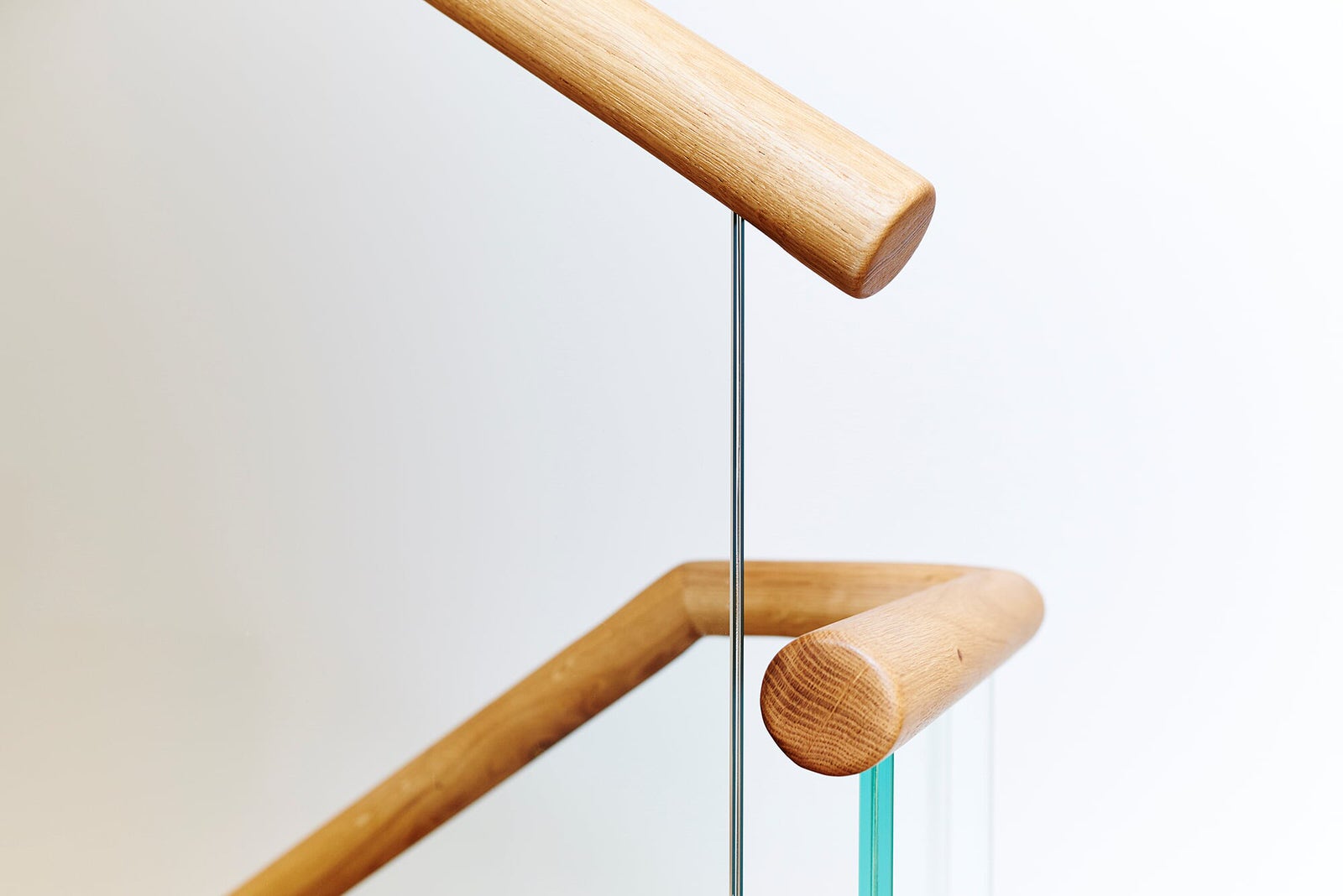 Дубовая лестница со стеклянным ограждением