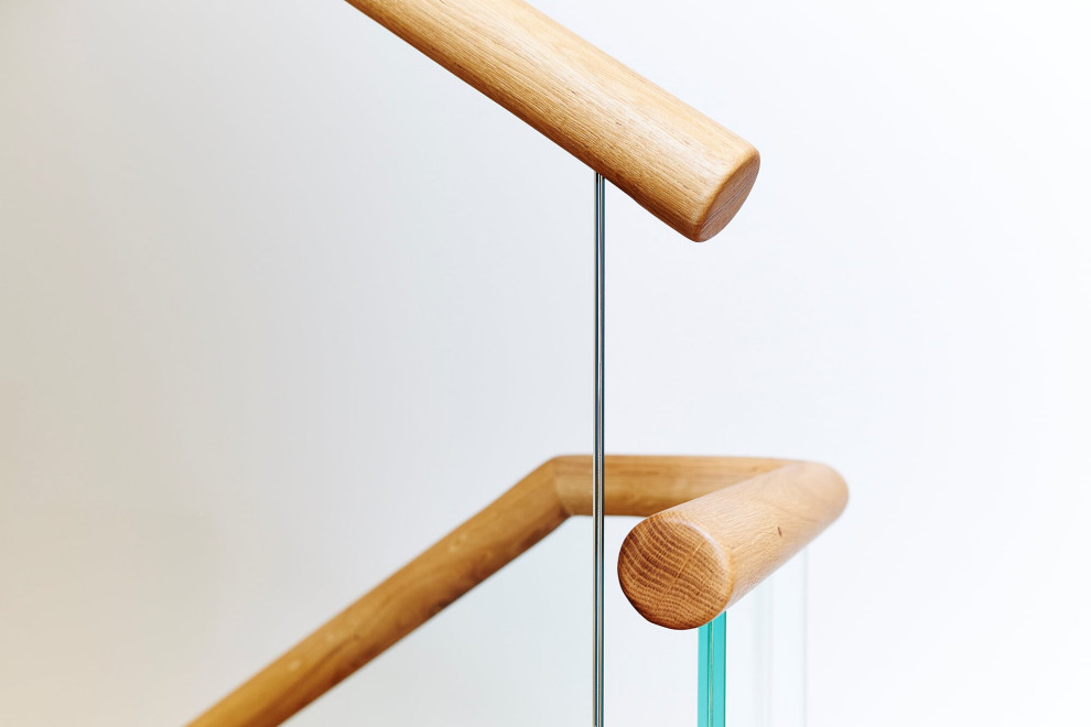 Дубовая лестница со стеклянным ограждением