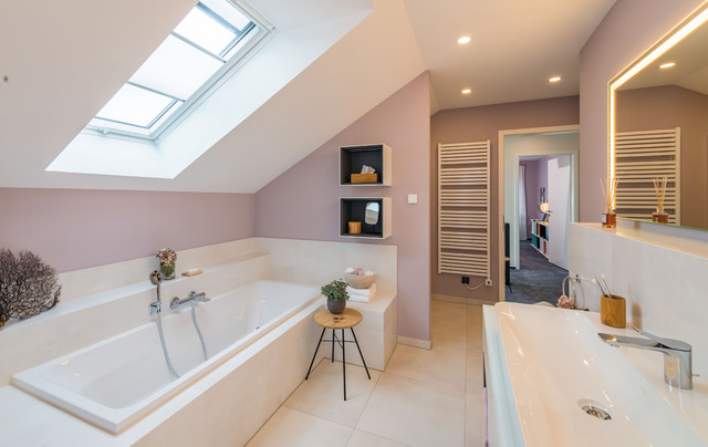 Helles Badezimmer Mit Einer Wanne Und Einem Schonem Dachfenster Modern Badezimmer Sonstige Von Viebrockhaus