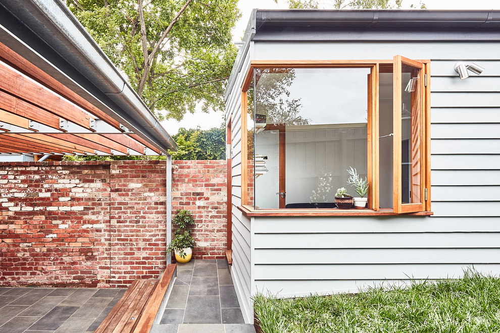 Photo of a contemporary shed and granny flat in Melbourne.
