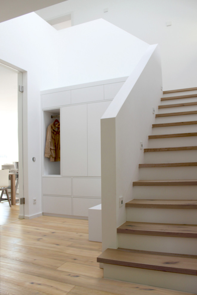 Moderne Treppe in L-Form mit Holz-Setzstufen in Düsseldorf