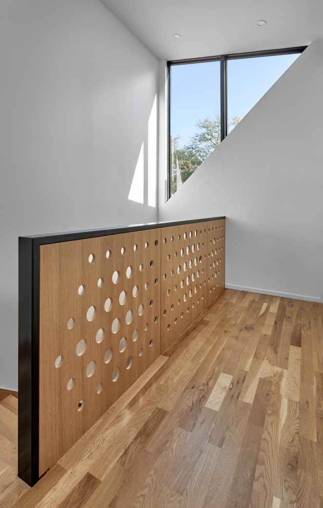 Imagen de escalera recta retro pequeña con escalones de madera, contrahuellas de madera y barandilla de madera