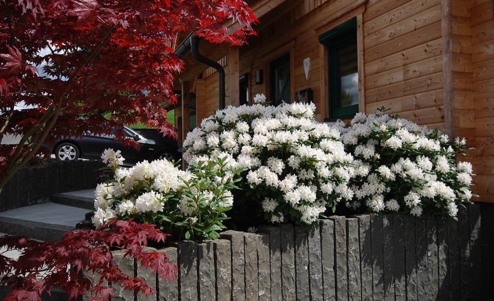 Geometrischer, Großer Moderner Garten im Sommer mit direkter Sonneneinstrahlung und Natursteinplatten in Frankfurt am Main