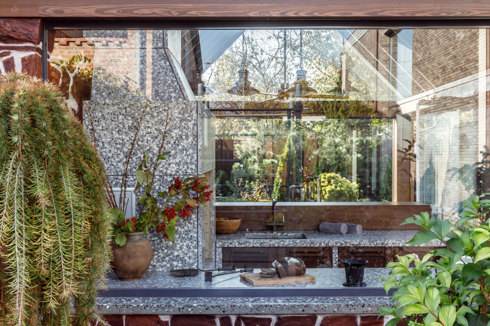 Беседка частного дома. Холодное остекление