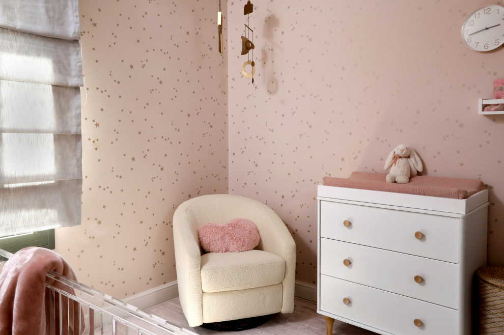 Пример оригинального дизайна: маленькая комната для малыша в современном стиле с розовыми стенами, ковровым покрытием, розовым полом и обоями на стенах для на участке и в саду, девочки