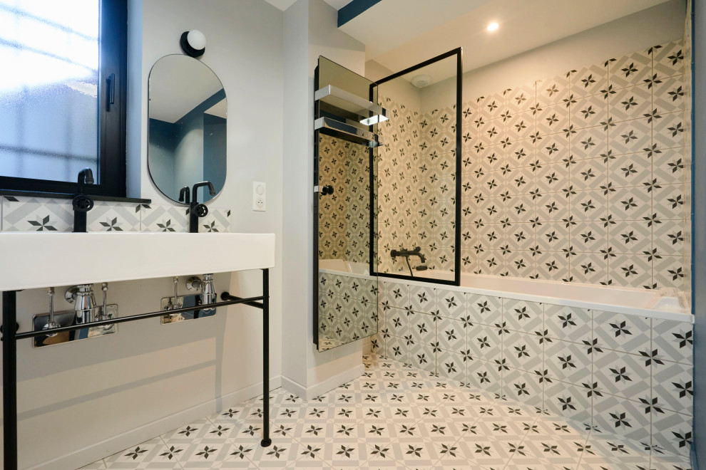 Idéer för ett mellanstort 50 tals vit badrum, med grå kakel, cementkakel och grått golv