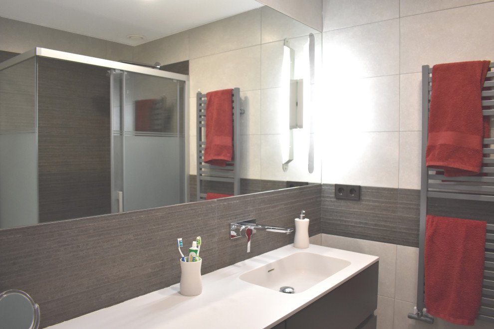 Aseo?[Diseño de aseo With armarios con paneles lisos, puertas de armario marrones, baldosas y/o azulejos beige, baldosas y/o azulejos de cerámica, lavabo sobreencimera, encimera de acrílico and encimeras blancas ]:[Diseño de aseos With armarios con paneles lisos, puertas de armario marrones, baldosas y/o azulejos beige, baldosas y/o azulejos de cerámica, lavabo sobreencimera, encimera de acrílico and encimeras blancas ]