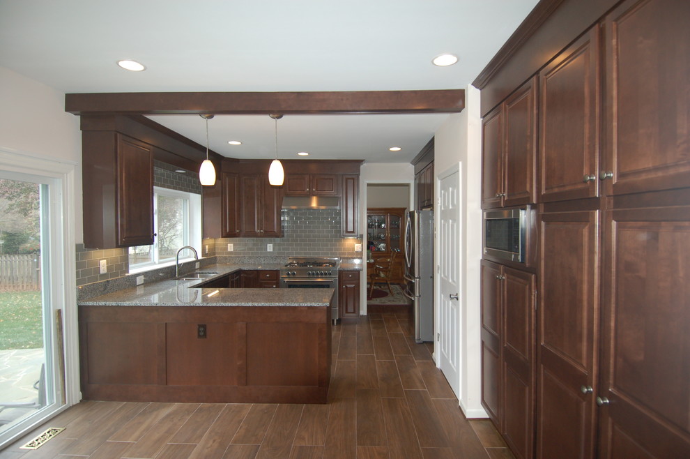 Kitchen - mid-sized transitional kitchen idea in DC Metro