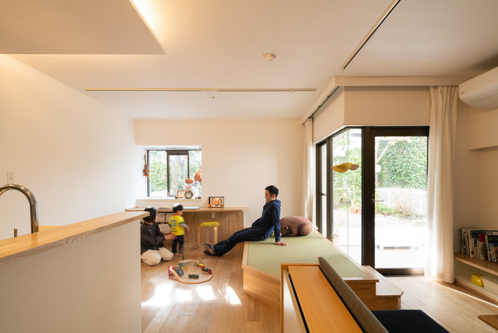 Skandinavisches Wohnzimmer ohne Kamin mit weißer Wandfarbe, Sperrholzboden, Tapetendecke und Tapetenwänden in Tokio