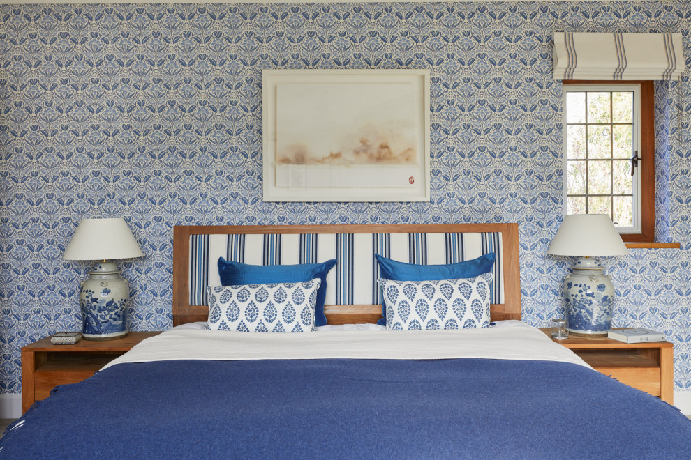 Mittelgroßes Klassisches Schlafzimmer mit blauer Wandfarbe, Teppichboden, beigem Boden und Tapetenwänden in Hertfordshire