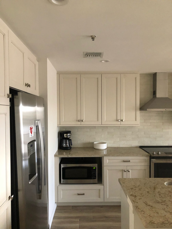 Transitional kitchen photo in Miami
