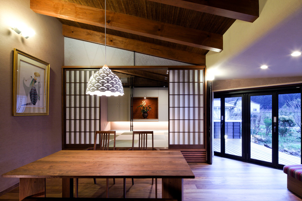 Inspiration for an asian dining room in Osaka.