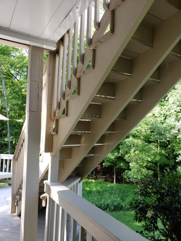 Стильный дизайн: большая прямая деревянная лестница в классическом стиле с деревянными перилами, деревянными ступенями и деревянными стенами - последний тренд