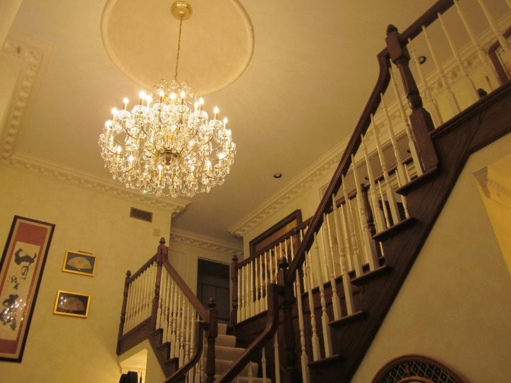 Inspiration for a mid-sized traditional carpeted l-shaped staircase in Other with carpet risers.