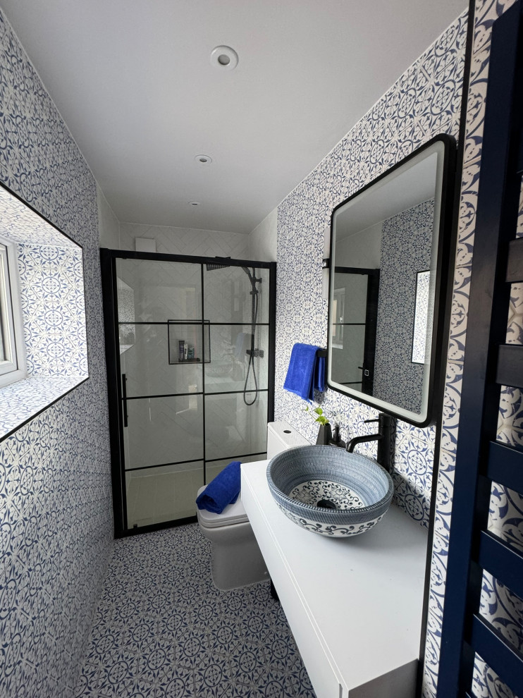 Blue and white faience inspired bathroom in Croydon