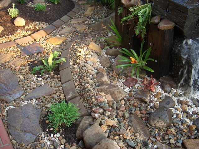 Rustic water feature traedgaard