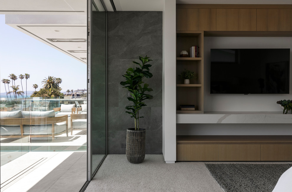 На фото: хозяйская спальня среднего размера в стиле модернизм с серыми стенами, ковровым покрытием и бежевым полом
