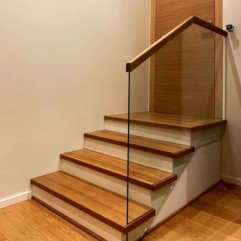 Облицовка деревом и стеклянные перила