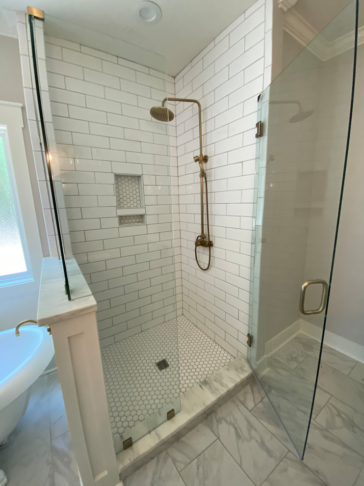 Idéer för ett stort lantligt grå en-suite badrum, med skåp i shakerstil, gröna skåp, ett badkar med tassar, våtrum, vit kakel, tunnelbanekakel, grå väggar, skiffergolv, ett undermonterad handfat, marmorbänkskiva, grått golv och dusch med gångjärnsdörr