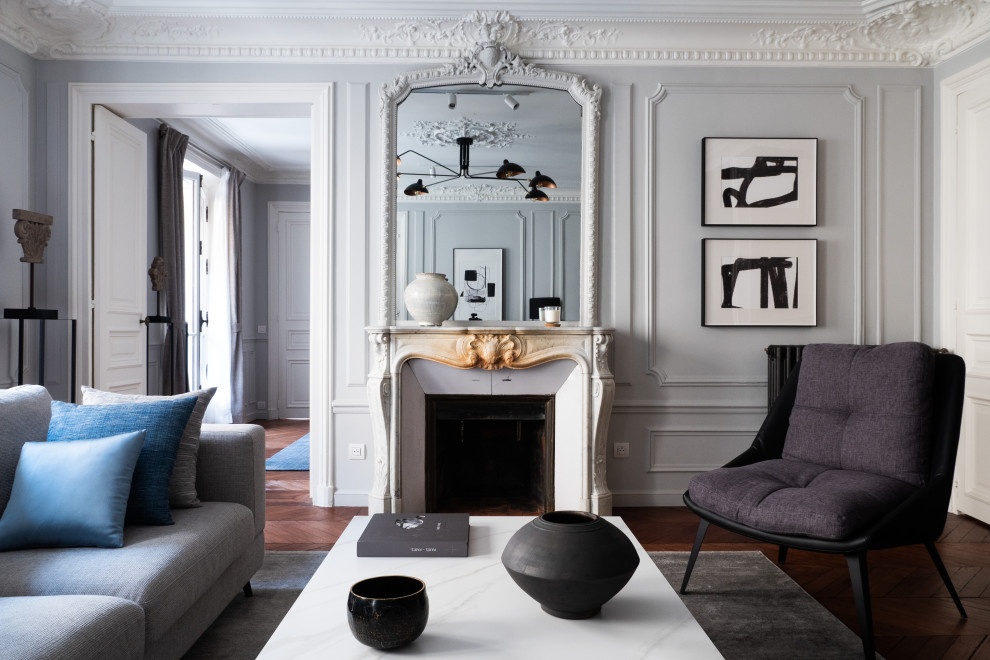 Источник вдохновения для домашнего уюта: изолированная, серо-белая гостиная комната среднего размера в стиле неоклассика (современная классика) с серыми стенами и стандартным камином без телевизора