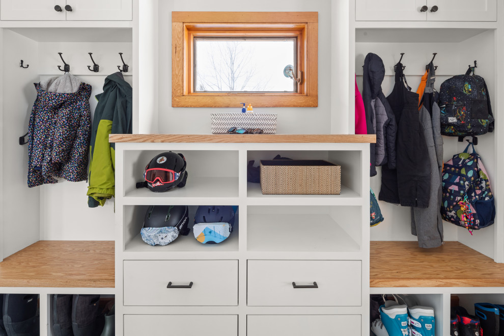 Example of a transitional entryway design in Burlington