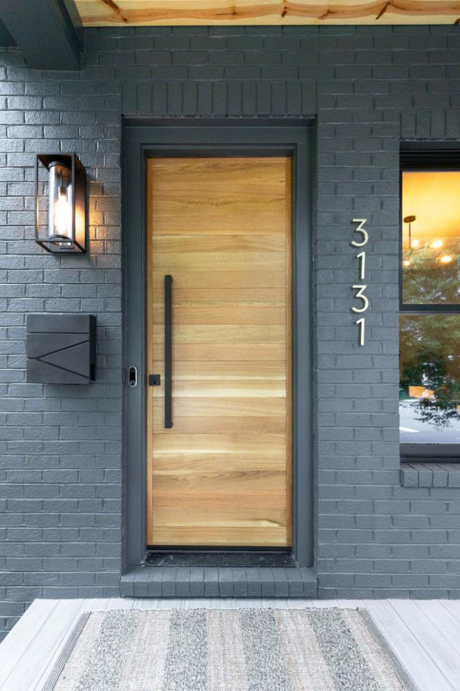 Свежая идея для дизайна: большая входная дверь в стиле модернизм с серыми стенами, светлым паркетным полом, одностворчатой входной дверью, входной дверью из светлого дерева, серым полом, потолком из вагонки и кирпичными стенами - отличное фото интерьера