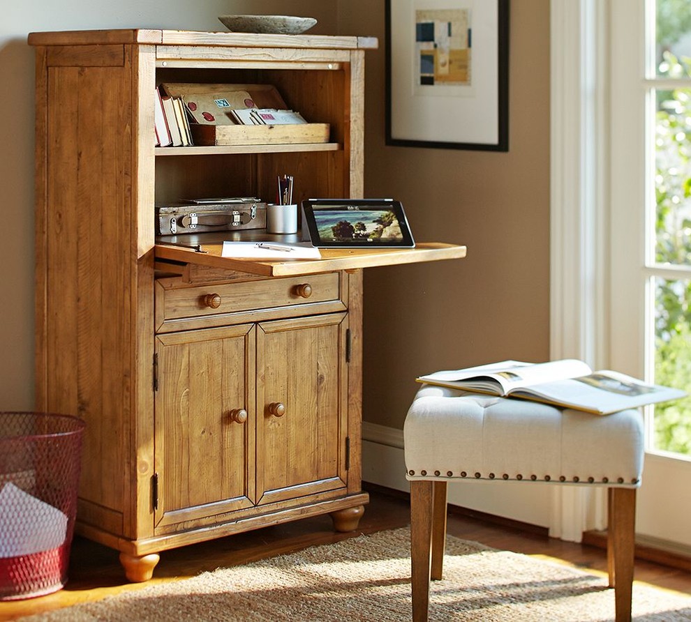 Inspiration for a small traditional home office in Sacramento.