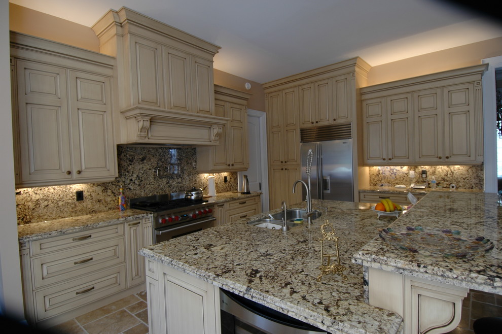 Kitchen - transitional kitchen idea in Toronto