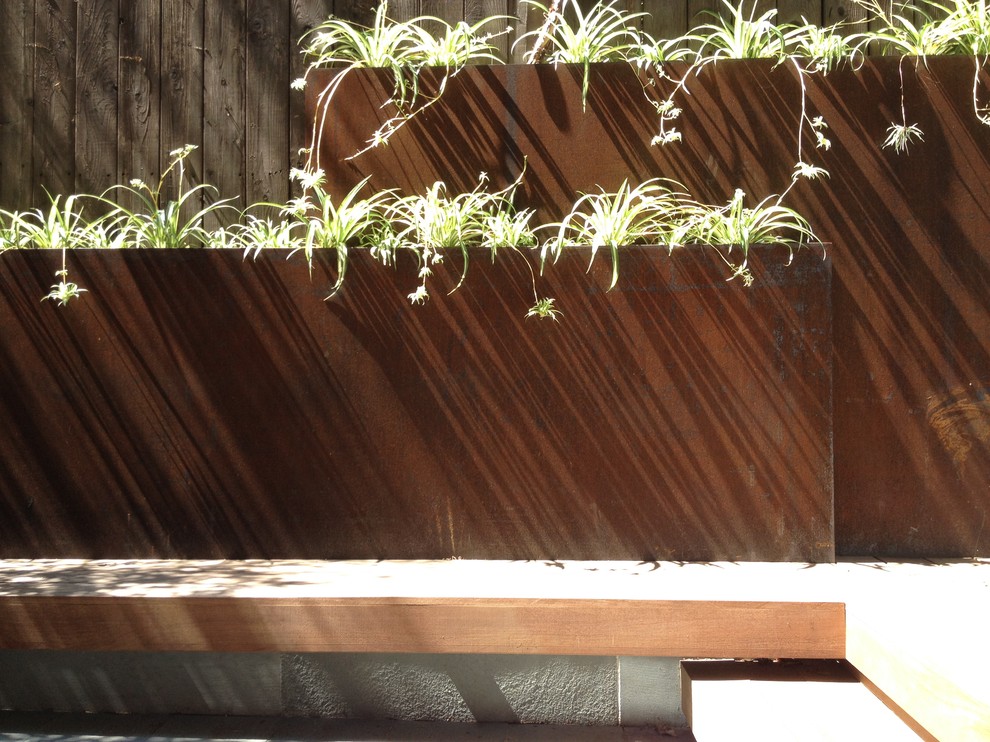 Contemporary patio in New York.