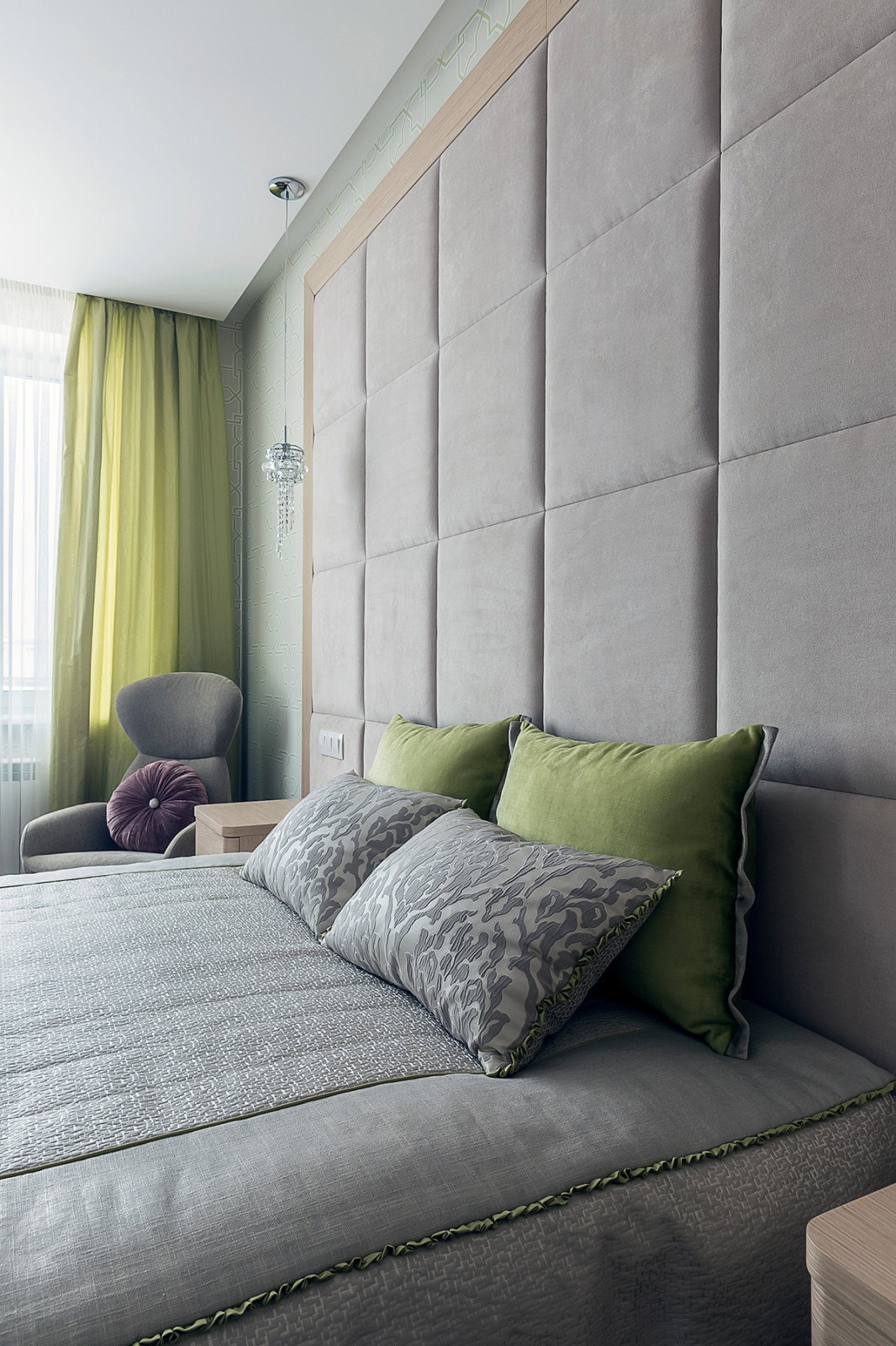 Мягкое изголовье в спальне