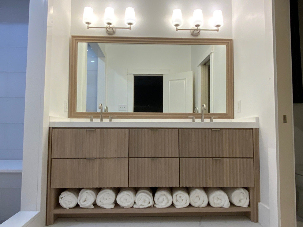 Cette image montre une salle de bain principale marine de taille moyenne avec des portes de placard grises, un plan de toilette en quartz modifié, un plan de toilette blanc, meuble double vasque et meuble-lavabo encastré.
