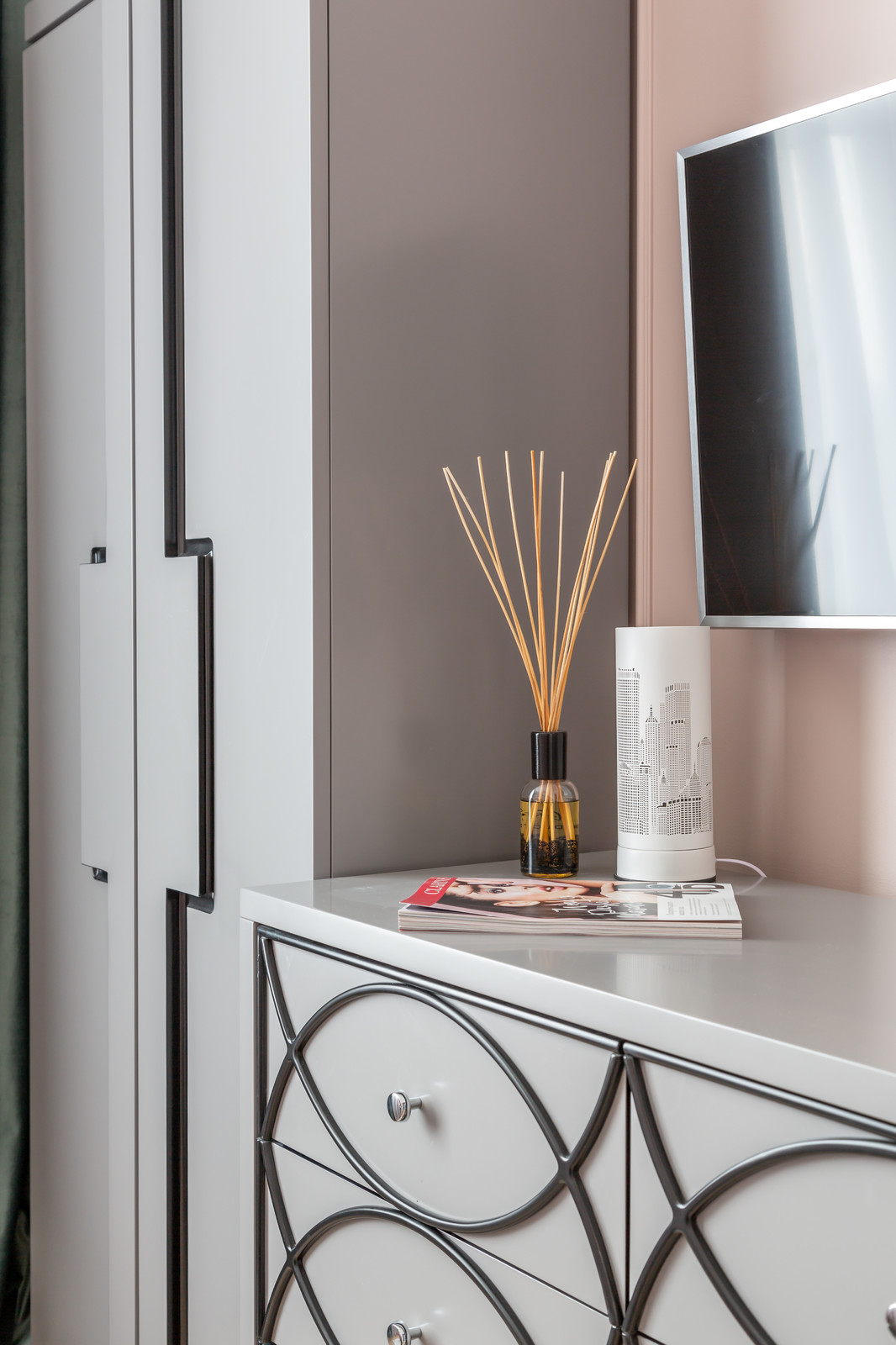 Уютная нежно-розовая  спальня с графичными акцентами.